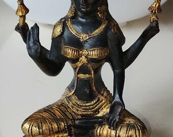 4 本の腕を持ち、段付きの台座に座るシヴァ/ヒンドゥー教の女神の彫刻