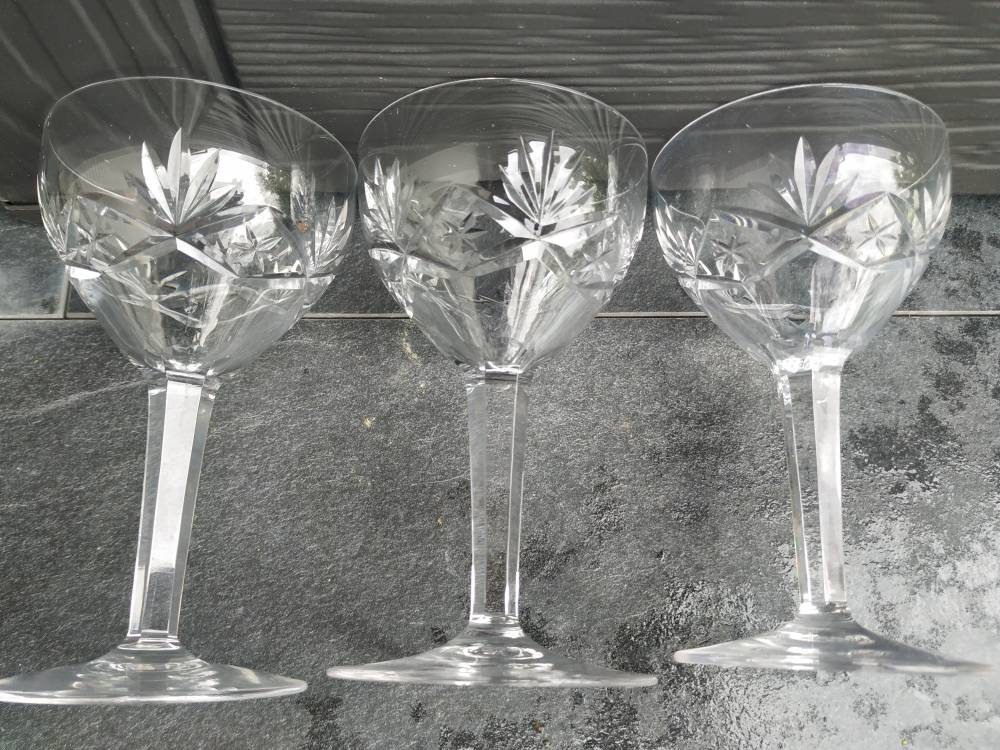 Art Déco. Lot de 3 Verres en Cristal Style Cristal Saint Louis. 14 cm. Non Signé. Belle Brillance et