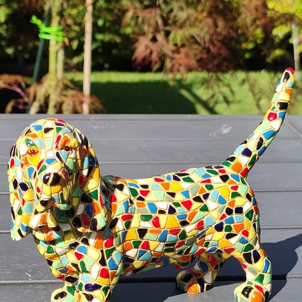 Ravissante Figurine chien Basset Hound, A décor de mosaïques polychromes, fait et peint main. Longueur 15 cm