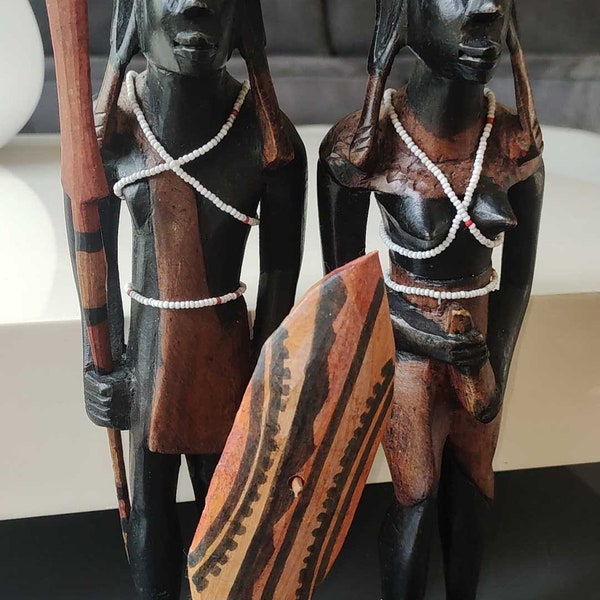 Handcrafted statuettes/Couple of Masai Warriors from Kenya in traditional costumes, in two-tone polychrome wood - Height 31 cm