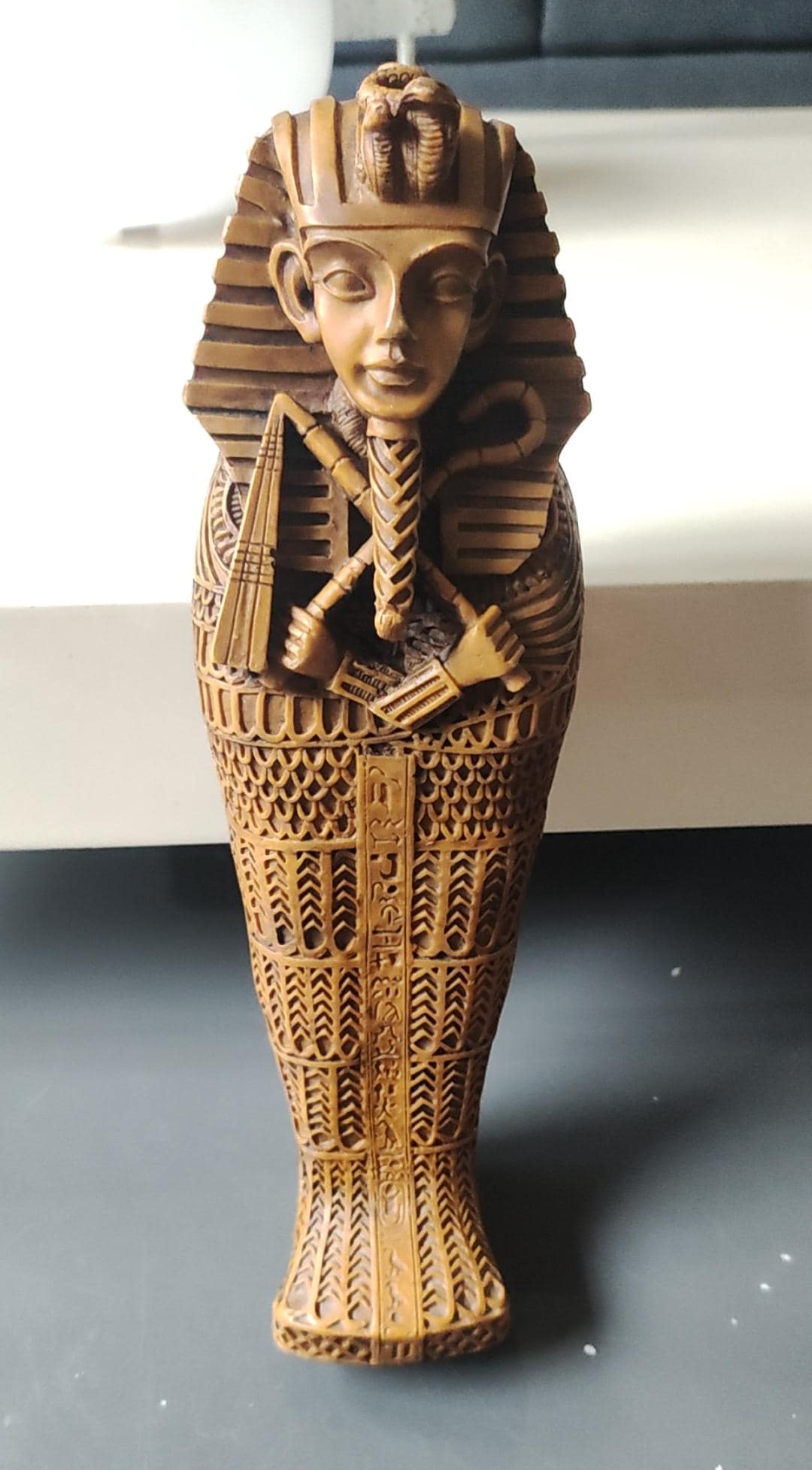 ツタンカーメン王の宝物から出土した装飾箱／エジプトの石棺と小さな