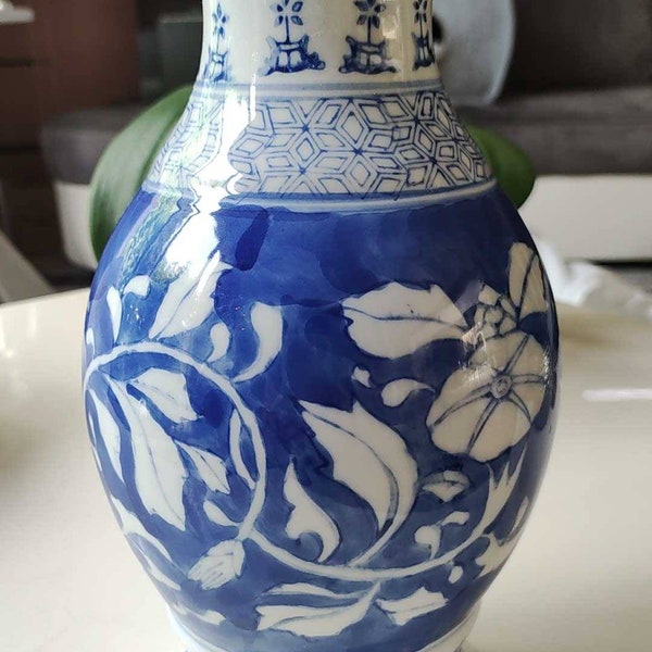 Charmant vase Asiatique vintage en porcelaine fine de couleur blanche - A décor de motifs floraux, branchages et frises graphiques tons bleu