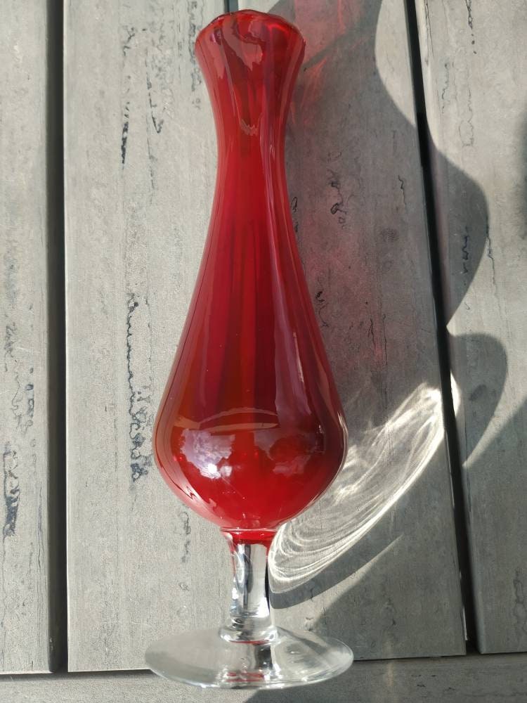 Vase Soliflore en Verre Moulé Rouge Bordeaux. Striures Verticales Pour Un Rendu Très Chic. Pied Tran