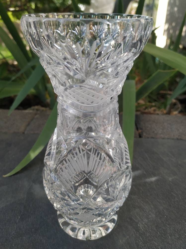 Petit Vase en Cristal de Bohème. Vintage Années 60. Motifs Floraux & Étoilés. Finitions à Facettes s