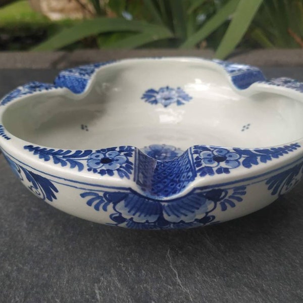 Vintage. Cendrier/Vide poche signé DELFT 1097 sous le dessous (voir dernière photo). En porcelaine fine. Motifs floraux Camaïeu de bleus