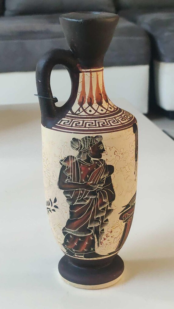 古代ギリシャの古典的な装飾的なアンフォラ花瓶の複製。多色テラコッタ