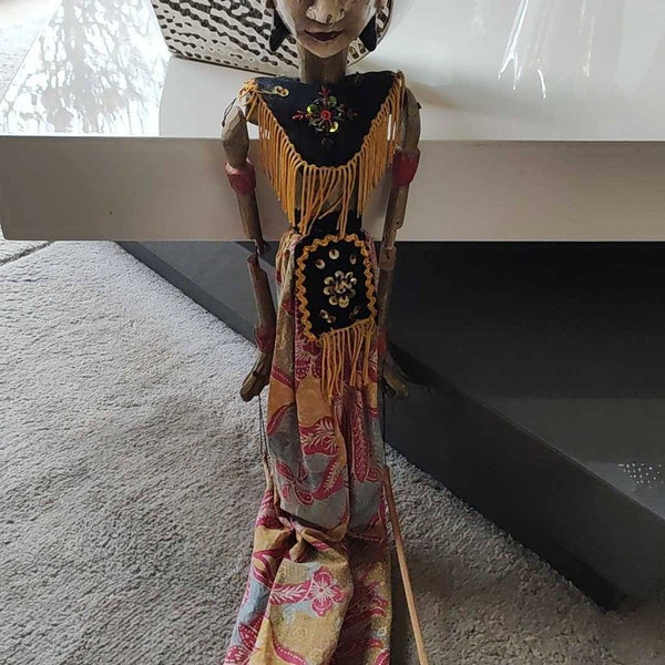 Grande Marionnette princesse Wayang Golek d époque/Théâtre traditionnel d ombres- en provenance de Java, Indonésie -  Haut 75 cm