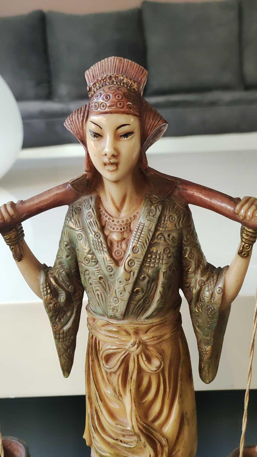 彫刻/置物 水を運ぶ中国の女性、樹脂複合材 - 細かく加工され