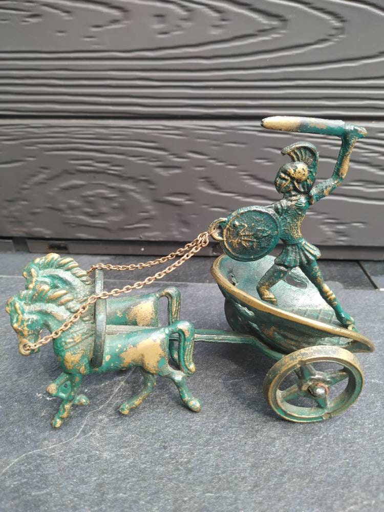 Sculpture Cavalier Romain sur Char avec Attelage 2 Chevaux en Bronze Patiné Vert & Doré.très Belle P