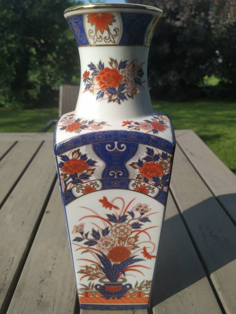 Vase Asiatique en Porcelaine. Motifs Floraux Tons Bleus et Orangés avec Incrustations Or. Haut. 31 c