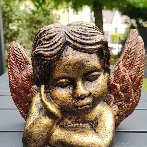 Magnifique Buste décoratif d un Ange pensif, les yeux à mi clos, la main posée sur sa joue En polyrésine de haute qualité patinée or vieilli