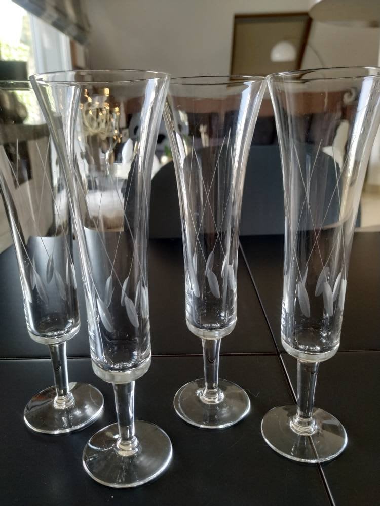 Art Déco. Lot de 4 X Flûtes à Champagne en Cristal Finement Taillé Des Années 40. Au Design Longilig