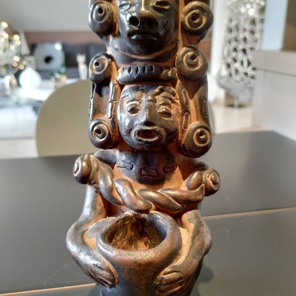 Sculpture artisanal vintage, Totem Maya en terre cuite. En provenance d Honduras/Amérique Centrale. Très belle réalisation, sculptée main
