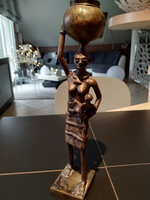 頭に壺を乗せたアフリカ人女性と子供を描いた手作りの彫刻。マリ