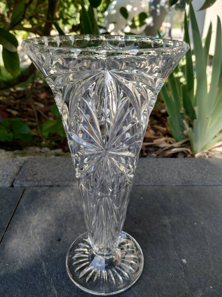 Vintage. Vase en Cristal de Bohème. Motifs Floraux et Motifs Facettes sur Le Dessous Au Niveau Du Pi