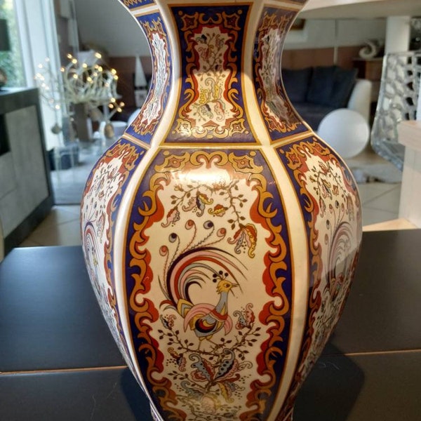 Grand vase hexagonal en céramique Chinoise/Asiatique. Richement décoré. Motifs paons/Motifs floraux & branchages/Frises décoratives. Signé