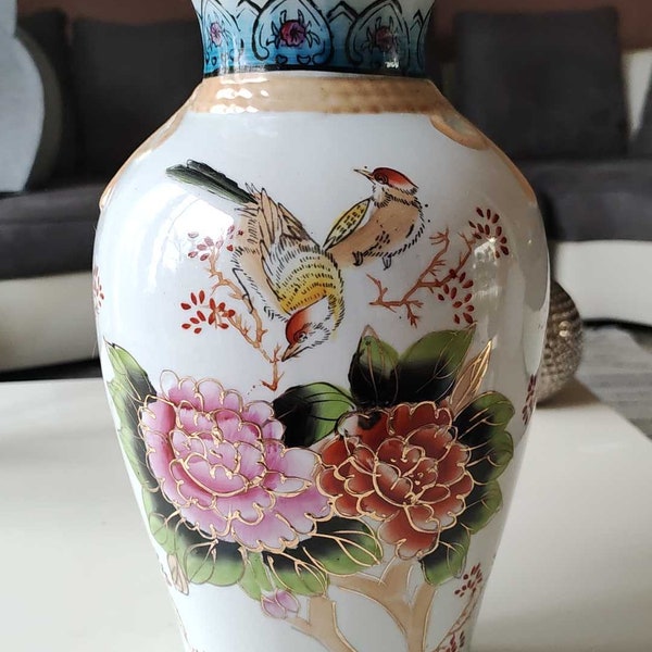 Vase Asiatique en porcelaine fine chinoise polychromes sur fond émaillé blanc, col forme corolle - Décor de motifs Paons/Oiseaux du Paradis