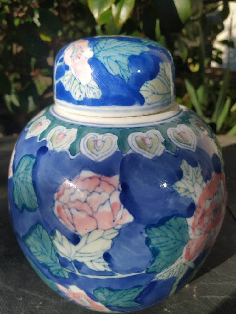 Potiche/Vase avec Couvercle Asiatique en Porcelaine. Motifs Floraux. Hauteur. 22 cm. Largeur. 16 cm 