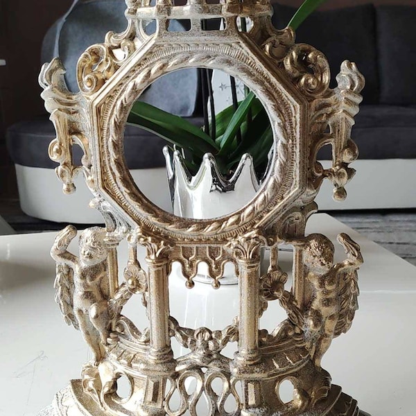 Façade décorative style Baroque/Rocaille, en métal doré, soupoudré de blanc- Richement décorée de 2 Angelots/Puttis, volutes flambeaux