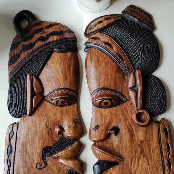 Paire de grands masques facials de mariage/d un couple d africains vue de profil - Origine/Sénégal - sculpté main - En bois teck. Haut 51 cm