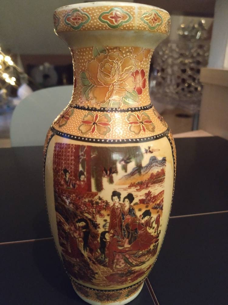 Vase Balustre en Céramique Japonaise. Motifs Geishas & Floraux avec Incrustations Dorées. Haut. 20 c