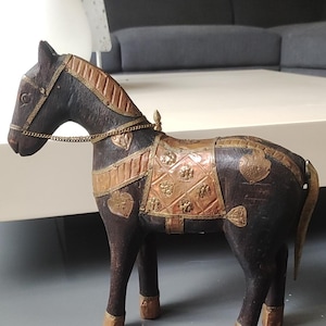 Duży, antyczny, drewniany koń paradny/indyjski, z intarsjowaną zbroją – pokryty miedzianymi/mosiężnymi zdobieniami. Wymiary: 25 x 27 cm