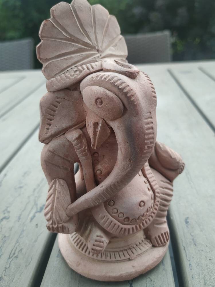 Art Artisanal. Statuette Ganesh Hindoue en Terre Cuite. Dieu Éléphant. Très Belles Finitions. Haut. 