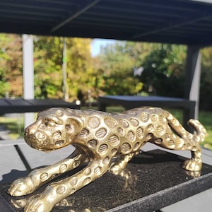 Élégante Figurine d un Jaguar/Léopard se faufilant vers sa proie/prêt à bondir, en position d attaque, Aluminium dorée sur socle marbre noir