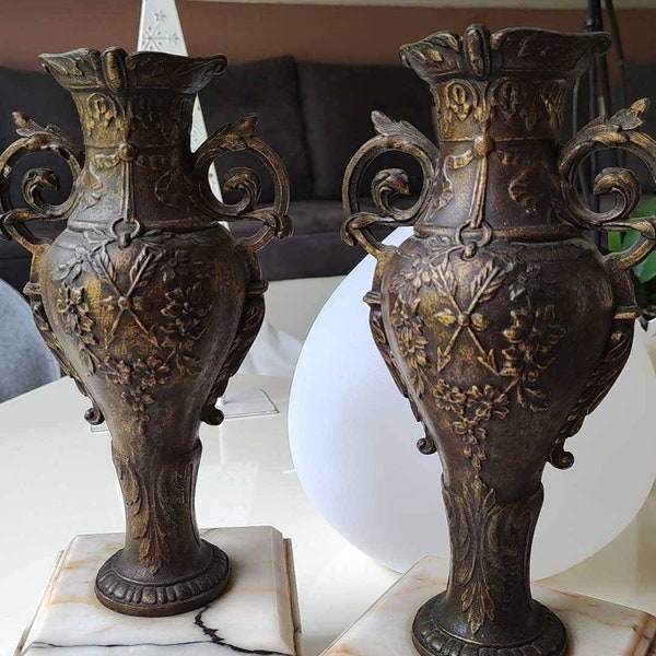 Grande paire de Bougeoirs/Cassolettes/Vases amphores de cheminée/ Art Nouveau, fin du XIXème siècle sur socle en marbre veiné. En régule