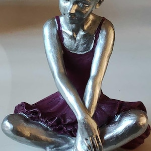 Statuette/Figurin Ballet dancer/Star dancer/Ballerina in resting position. In silver & purple-red polyresin/Dim 14 x 9 cm