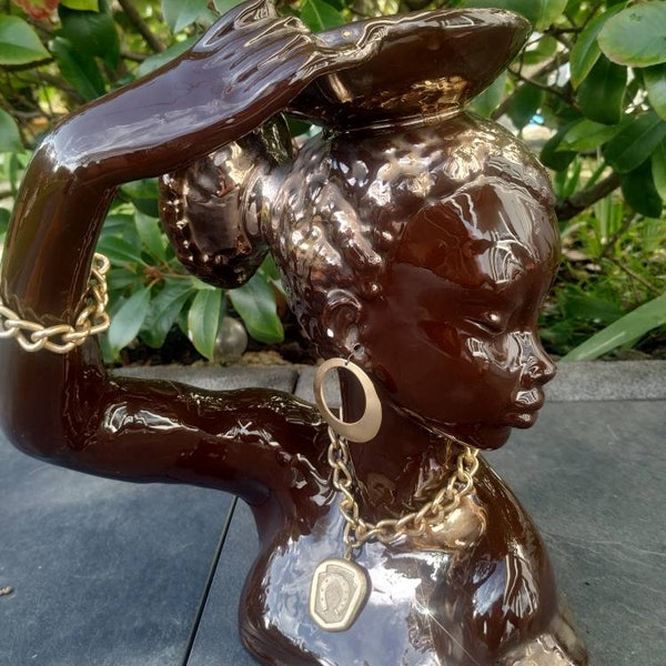 Buste de Femme Africaine décoratif. En céramique de couleur chocolat & or Bijoux chaînes dorées. Haut. 32 cm. TB état