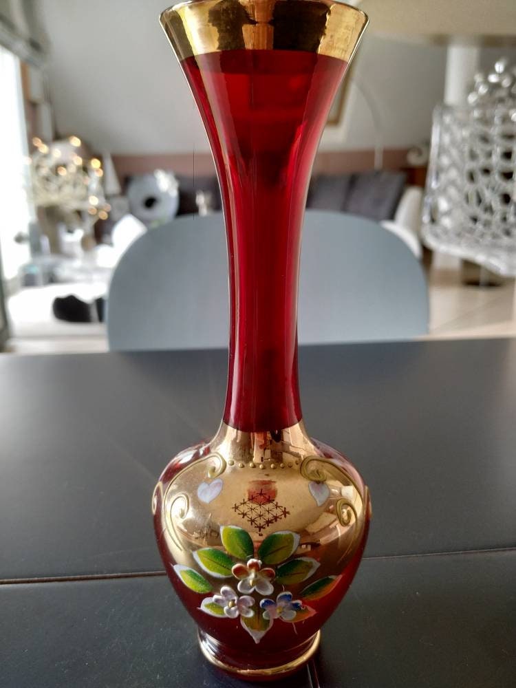 Vase Soliflore Vintage en Verre Soufflé Rouge Émaillé Or de Murano. avec Motifs Floraux Peints Main.
