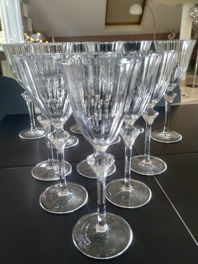 Lot de 12 Verres à Pied en Cristal Finement Taillé. Signé Cda. Motifs Facettes & Striures Verticales