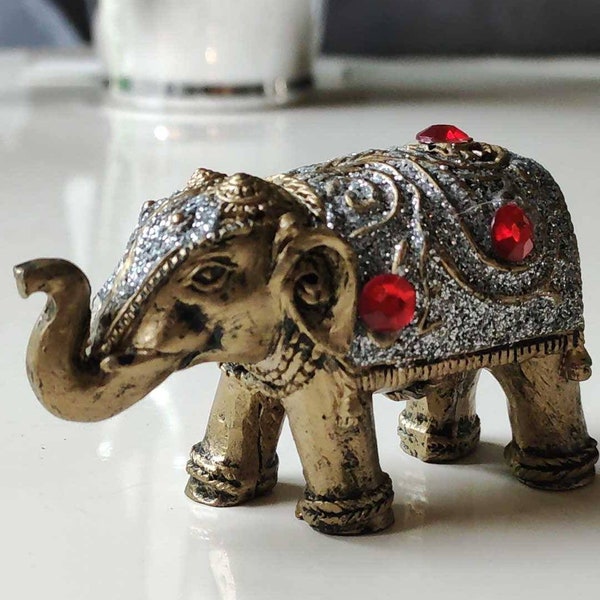 Statuette/Figurine petit éléphant de parade hindou, en costume traditionnel, avec incrustations de petits strass rouges/paillettes argentées