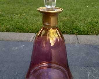 Original! Jarra de vidro e tampa de cristal cinzelada em forma de sino. Em vidro fumê rosa e bordas com incrustações douradas. Altura. 22cm