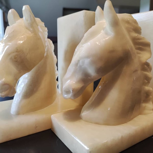 Paire de Serre-Livres décoratifs  vintage Têtes de chevaux. En albâtre. Pièces vintage des années 60, finement réalisées et sculptées main.