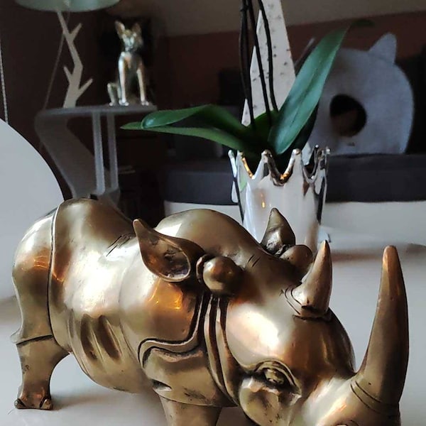 Magnifique sculpture artisanale de Rhinocéros au visage très expressif, en bronze à patine dorée. Longueur 30 cm