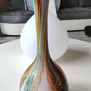 Große Vase aus mundgeblasenem Opalglas - Sehr stilvoll und elegant mit ihrem kugelförmigen Design und ihrem langen Hals in Form einer Aronstabblume