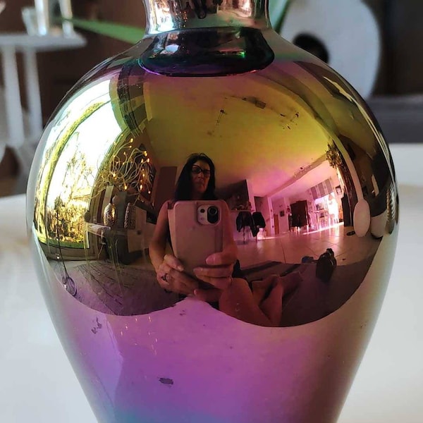 Vase vintage iridescent en verre d Art soufflé/aux multiples reflets irisés métalliques, dans les tons bleu, vert, violine rose, jaunâtres