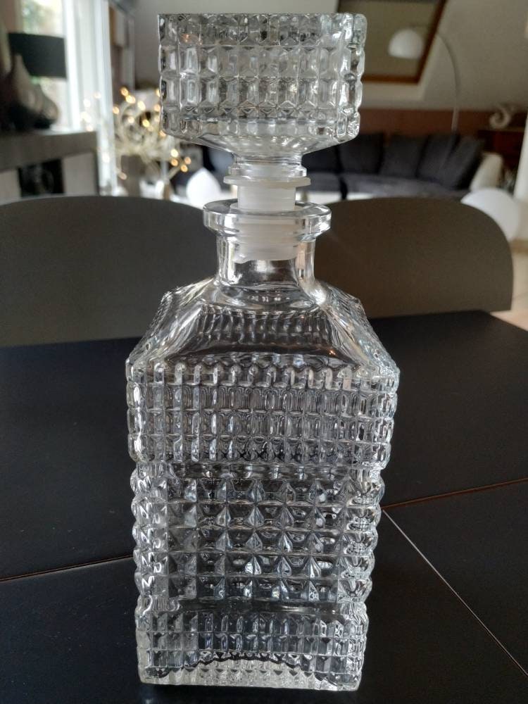 Vintage. Carafe à Whisky de Forme Carrée. en Cristal Moulé. Motifs Facettes & Étoilé sur Le Bouchon 