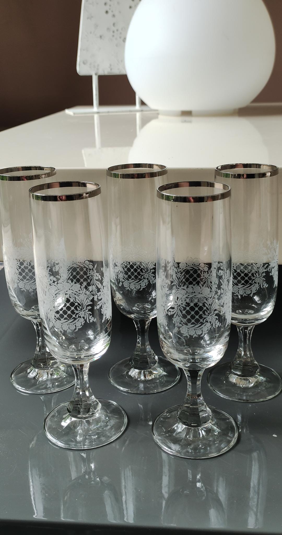 Lot 5 flûtes à champagne style Empire/ "Galeria Savaria" en verre cristallin-Design croisillons floral, en verre dépoli blanc. Haut 16 cm