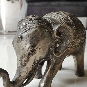 Magnificent Statuette of a Hindu elephant from Nepal dressed in ceremonial attire, in bronze with a silver patina. Length 17 cm