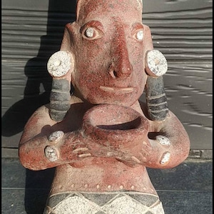 Mexican Artisanal Art. Colima Dwarf statue kneeling in terracotta from Mexico. Very beautiful handmade piece. High. 22 cm.  VF condition