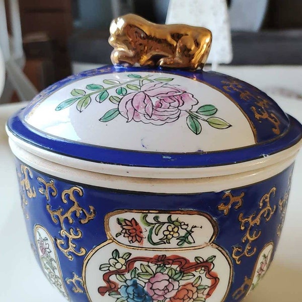 Ancienne Bonbonnière Chinoise/Asiatique en céramique, Antique. A décor de motifs floraux multicolores peints main sur fond bleu cobalt
