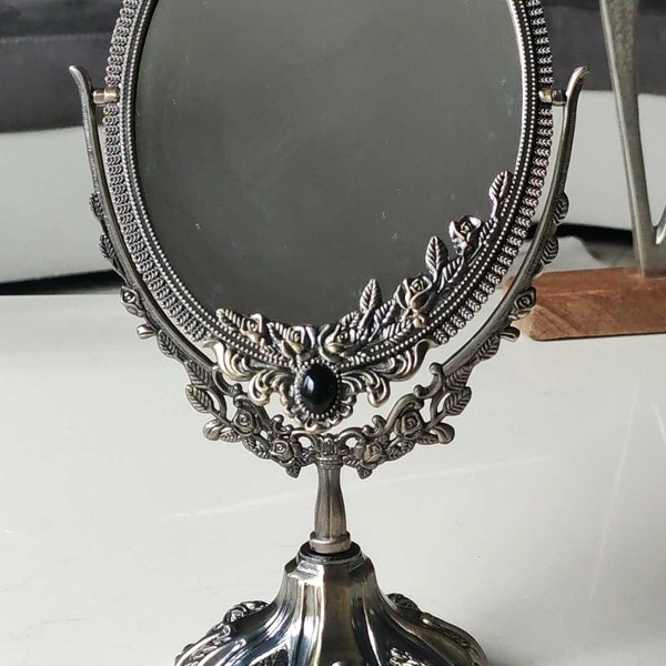Magnifique Miroir de table psyché pivotant, inclinable à souhait, de style Baroque sur base polylobés à decor de rinceaux 29 x 14 cm TB état