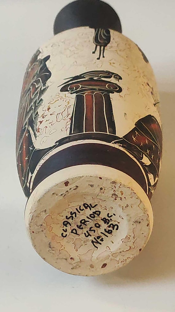 古代ギリシャの古典的な装飾的なアンフォラ花瓶の複製。多色テラコッタ