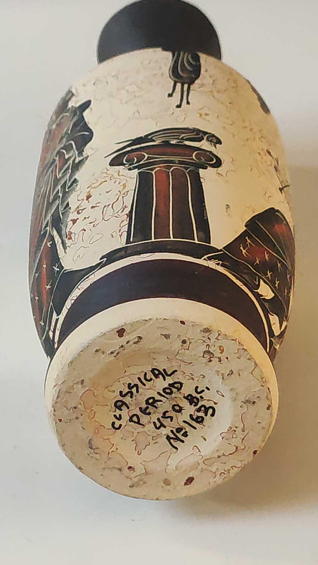 古代ギリシャの古典的な装飾的なアンフォラ花瓶の複製。多色テラコッタ