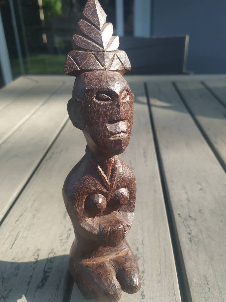 Art Artisanal Indonésien. Statuette en Bois Sculptée. Fait Main en Provenance de Bornéo. Années 1988