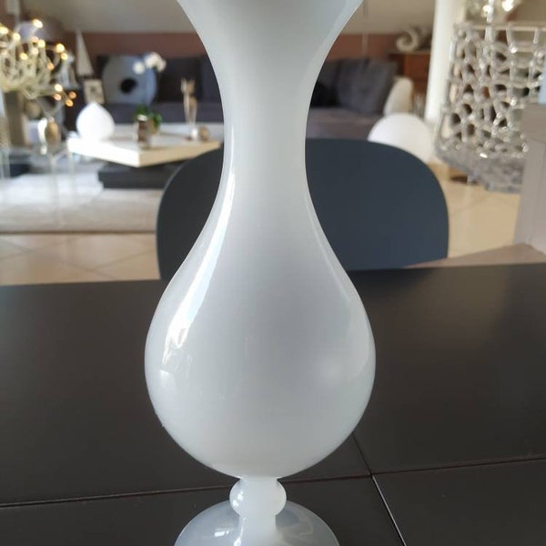 Très beau Vase Design vintage en opaline blanche. A liseret doré sur le dessus. Haut. 25 cm. Diamètre du col.7 cm. Diamètre base. 8 cm