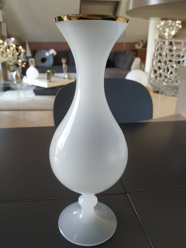 Très Beau Vase Design Vintage en Opaline Blanche. A Liseret Doré sur Le Dessus. Haut. 25 cm. Diamètr